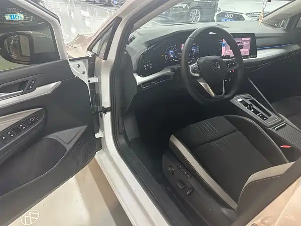 Volkswagen Golf 2025
