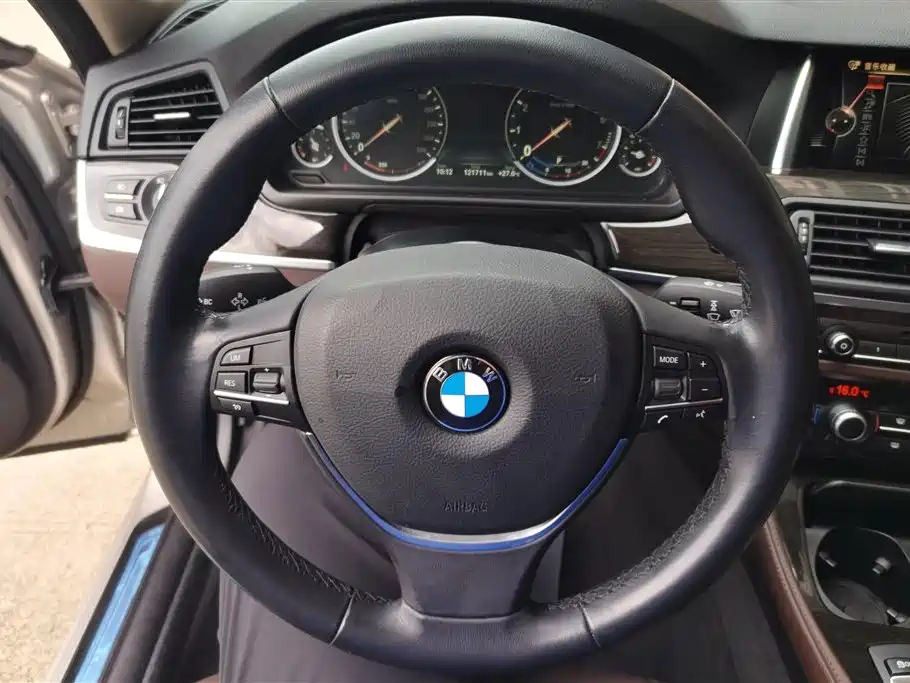BMW 5 Series 2016 — фото 15