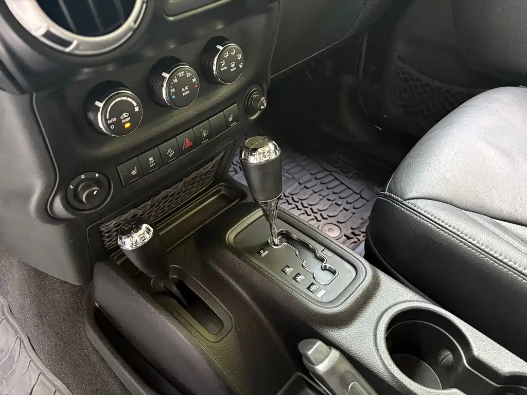Jeep Wrangler 2016 — фото 11