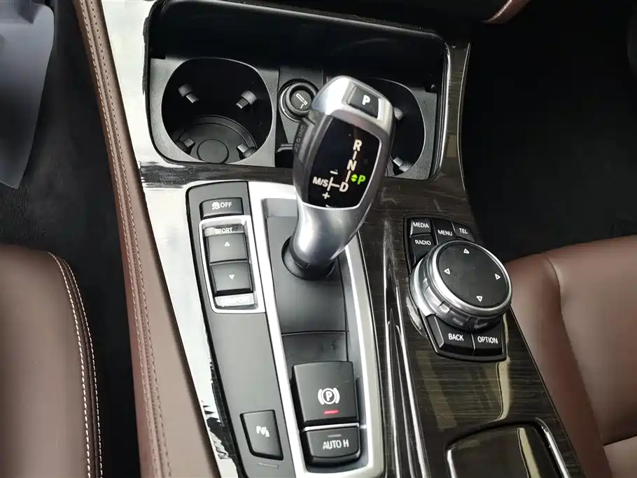 BMW 5 Series 2016 — фото 16