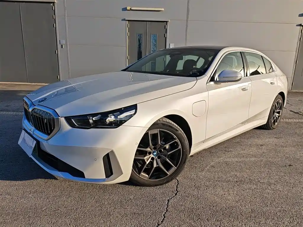 BMW i5 2025 — фото 1