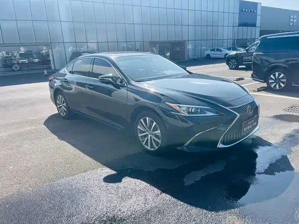 Lexus ES 2021