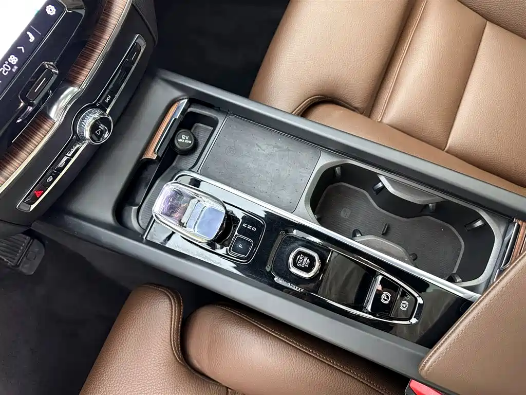 Volvo XC60 2025 — фото 13
