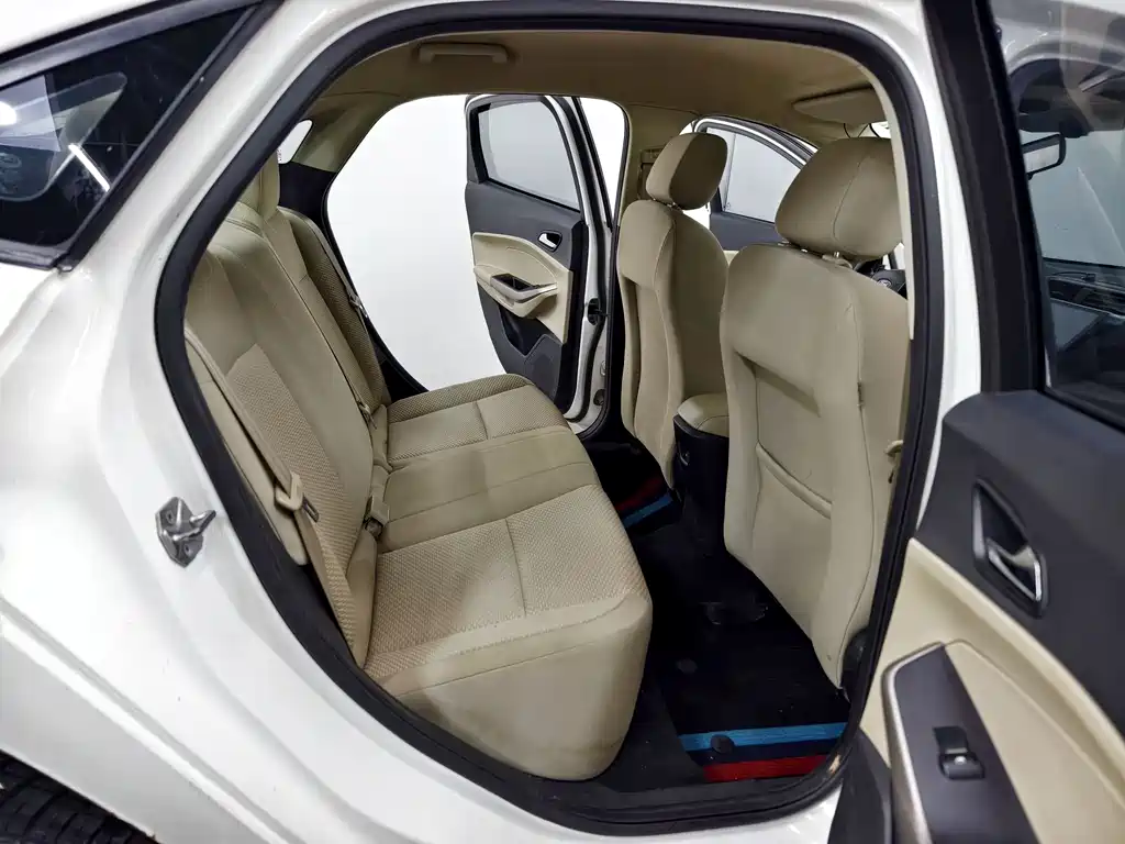 Ford Escort 2015 — фото 15