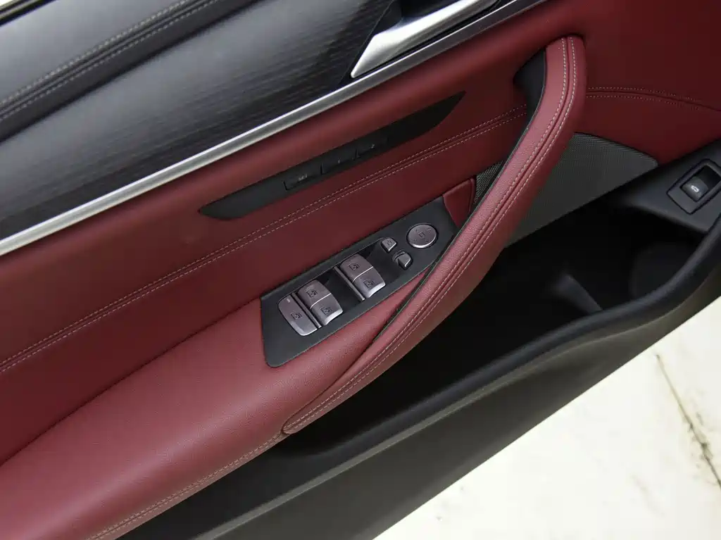 BMW 5 Series 2022 — фото 10