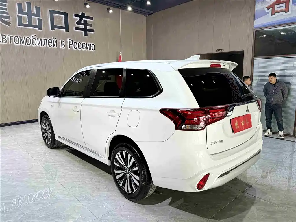 Mitsubishi Outlander 2022 — фото 6