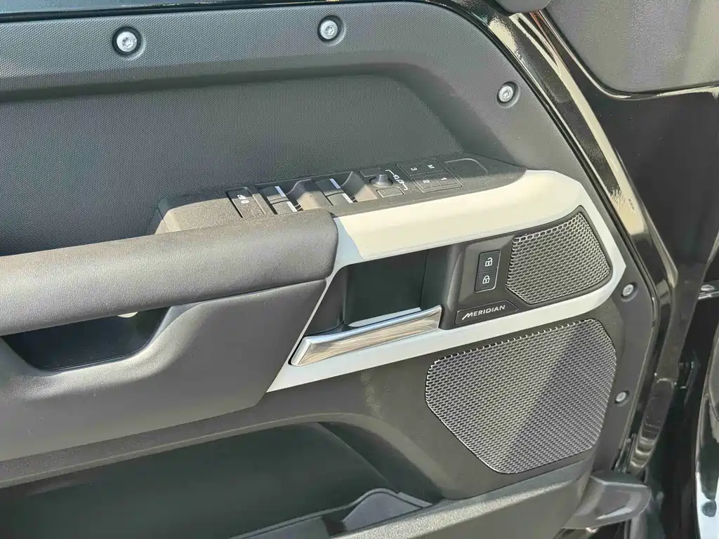 Land Rover Defender 2023 — фото 16