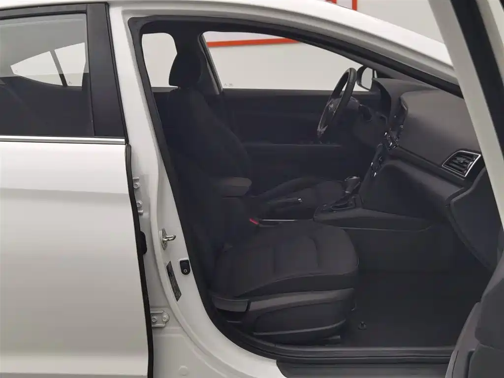 Hyundai Elantra 2019 — фото 23