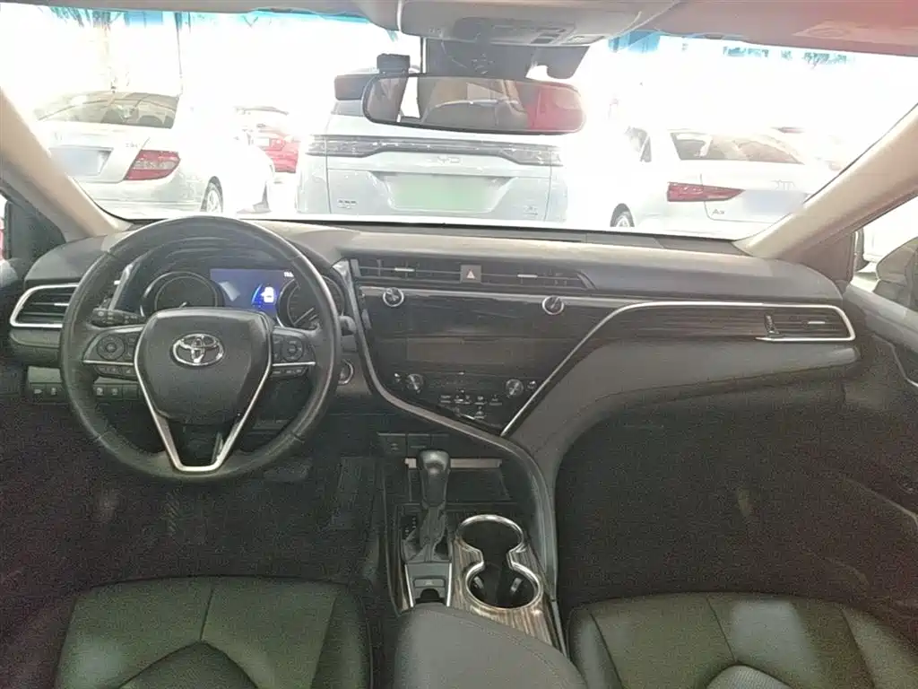 Toyota Camry 2019 — фото 10