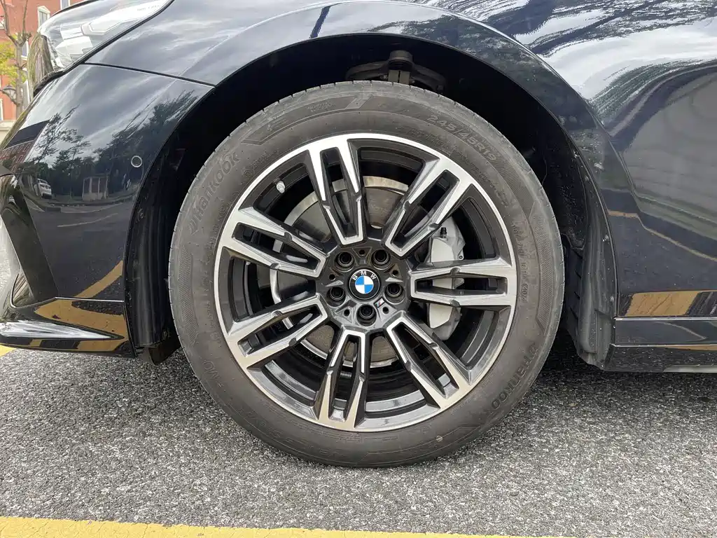 BMW 5 Series 2025 — фото 11