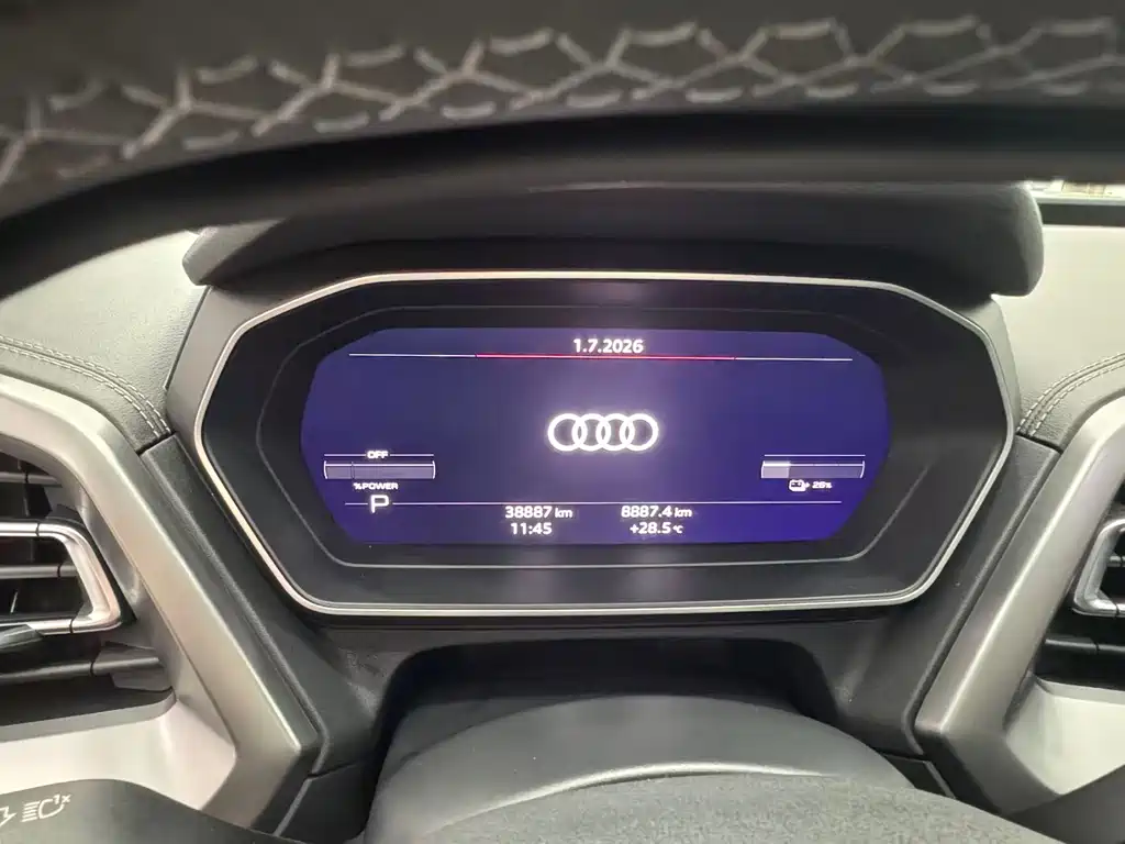 Audi Q4 e-tron 2023 — фото 9