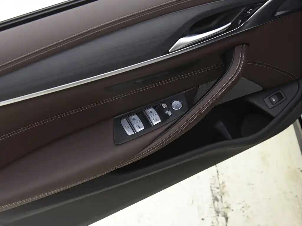 BMW 5 Series 2023 — фото 11