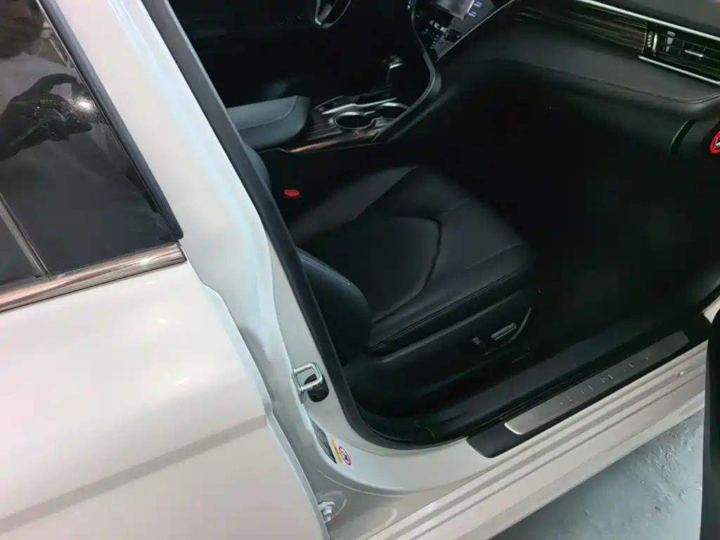 Toyota Camry 2019 — фото 25