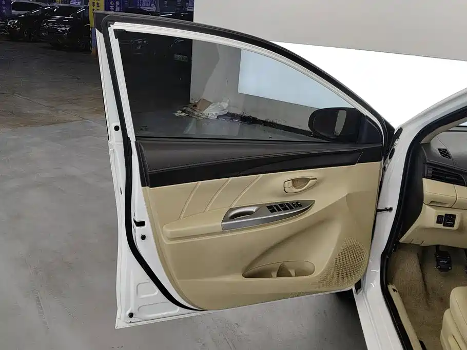 Toyota Yaris L 2014