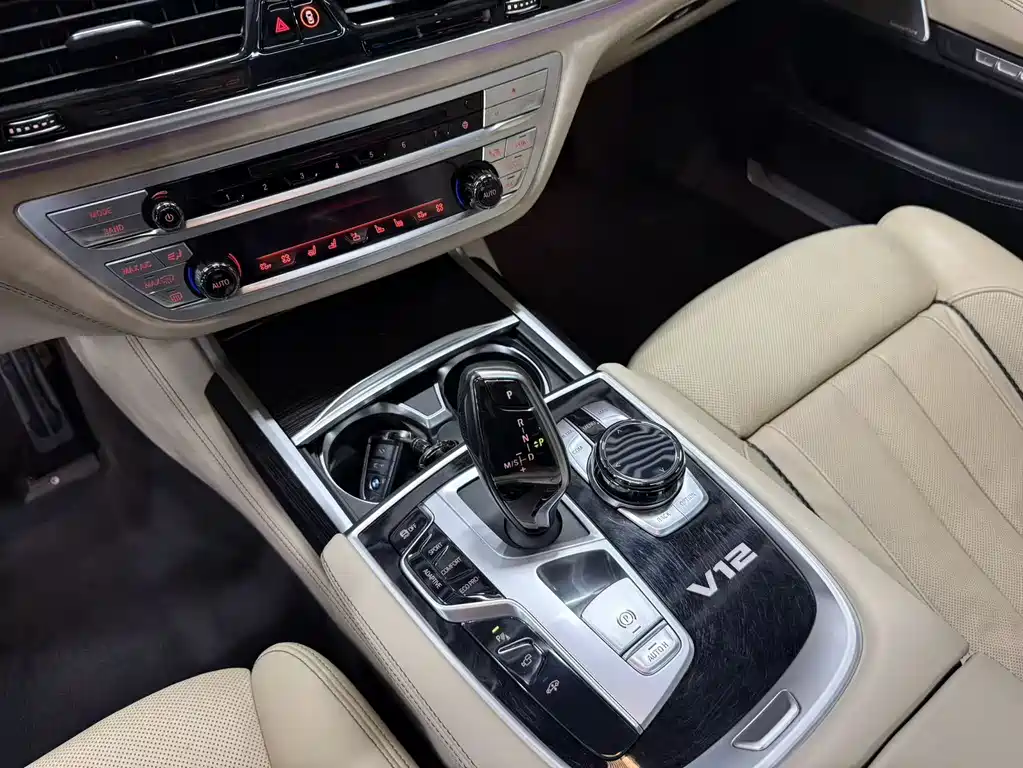 BMW 7 Series 2018 — фото 21