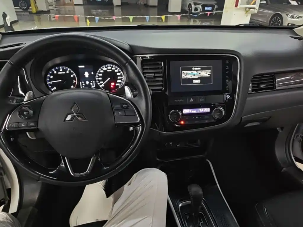 Mitsubishi Outlander 2021 — фото 10