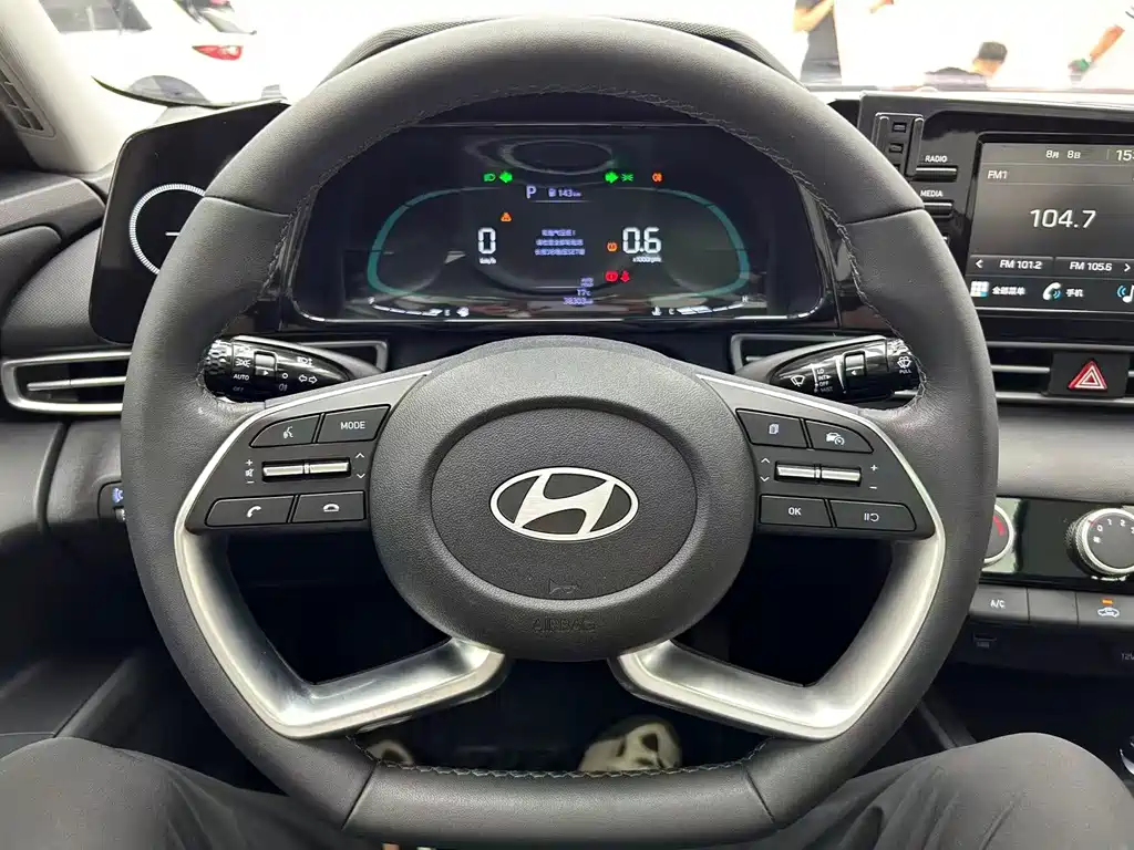 Hyundai Elantra 2023 — фото 12