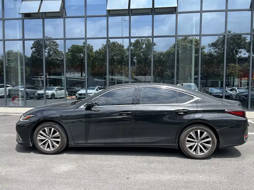 Lexus ES 2018 — фото 3