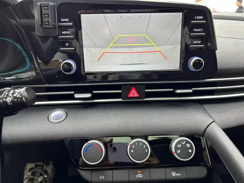 Hyundai Elantra 2023 — фото 13