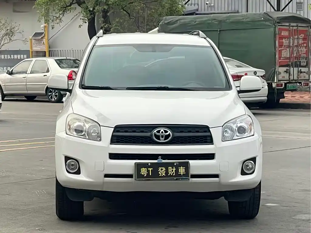 Toyota RAV4 2013 — фото 2