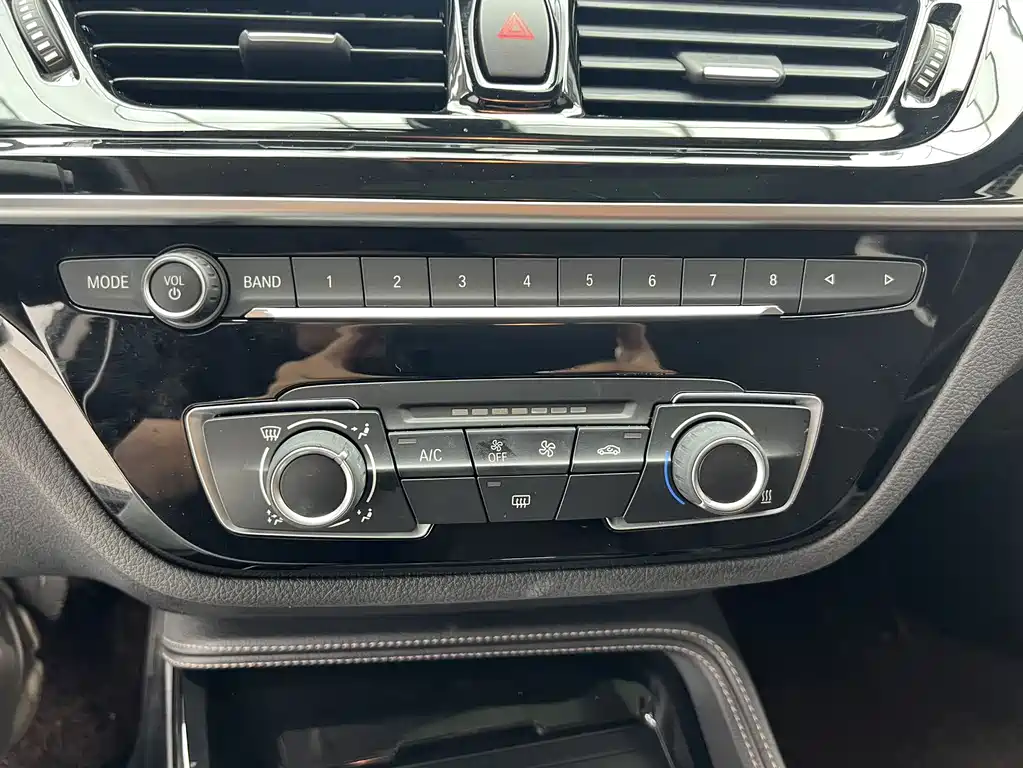 BMW 1 Series 2023 — фото 12