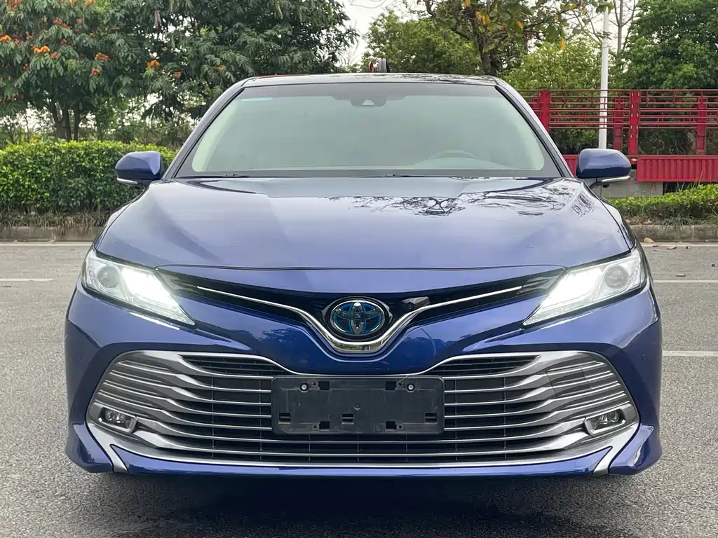 Toyota Camry 2018 — фото 2