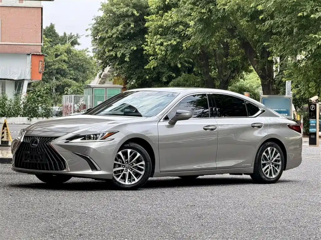 Lexus ES 2022 — фото 1
