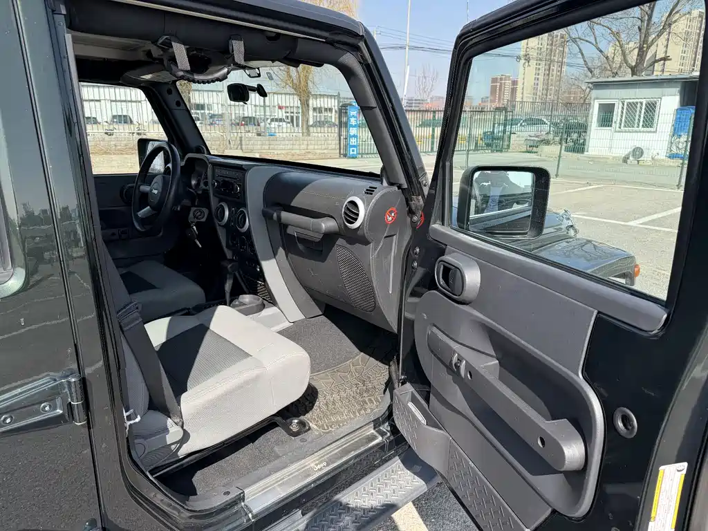 Jeep Wrangler 2010 — фото 11