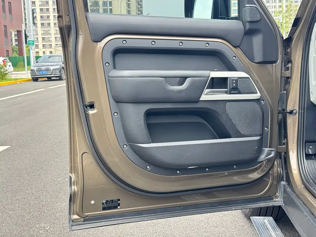 Land Rover Defender 2022 — фото 11