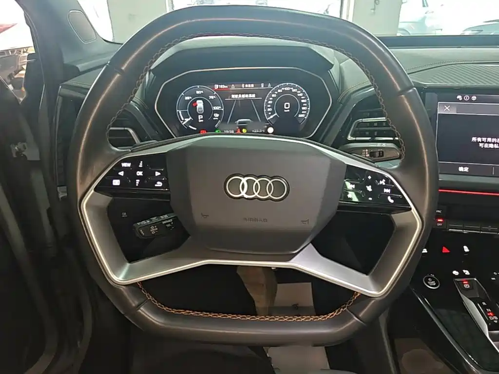 Audi Q4 e-tron 2023 — фото 11