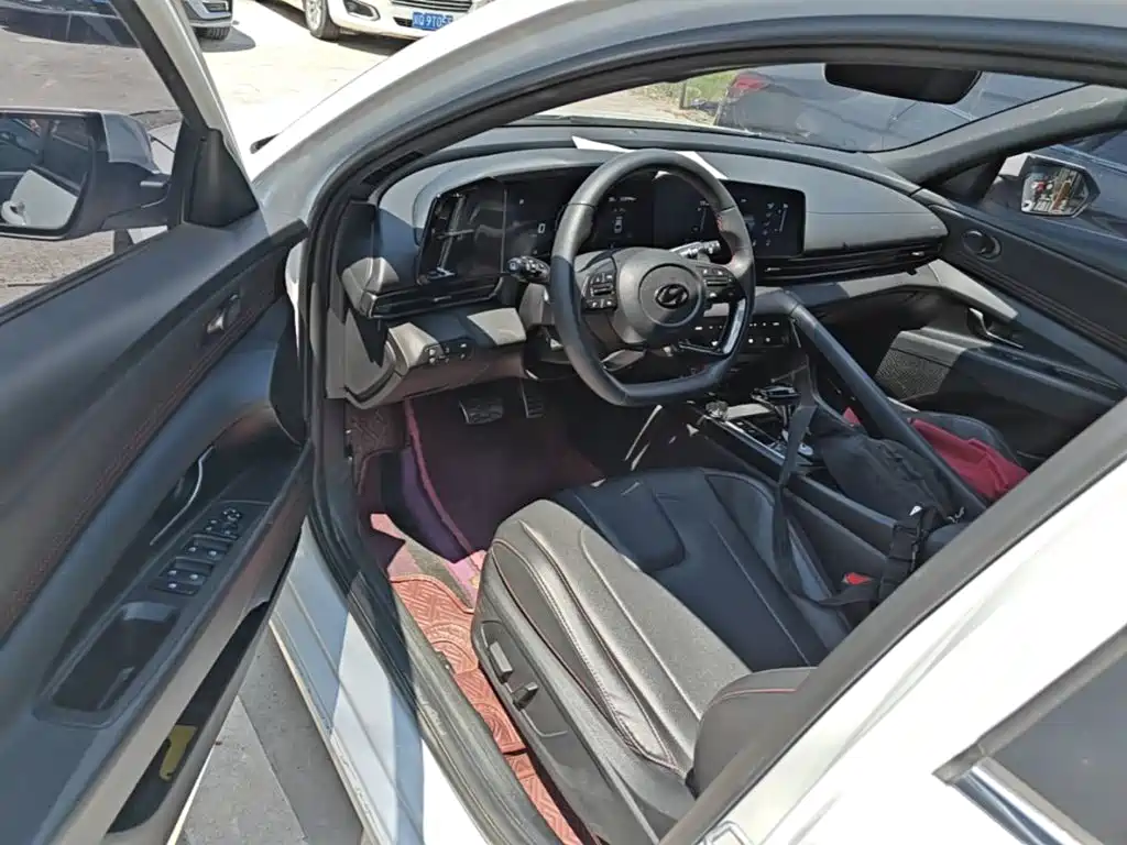 Hyundai Elantra 2023 — фото 16