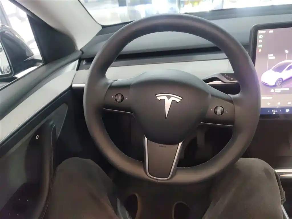Tesla Model Y 2024 — фото 11