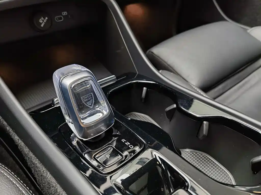 Volvo XC40 2023 — фото 13