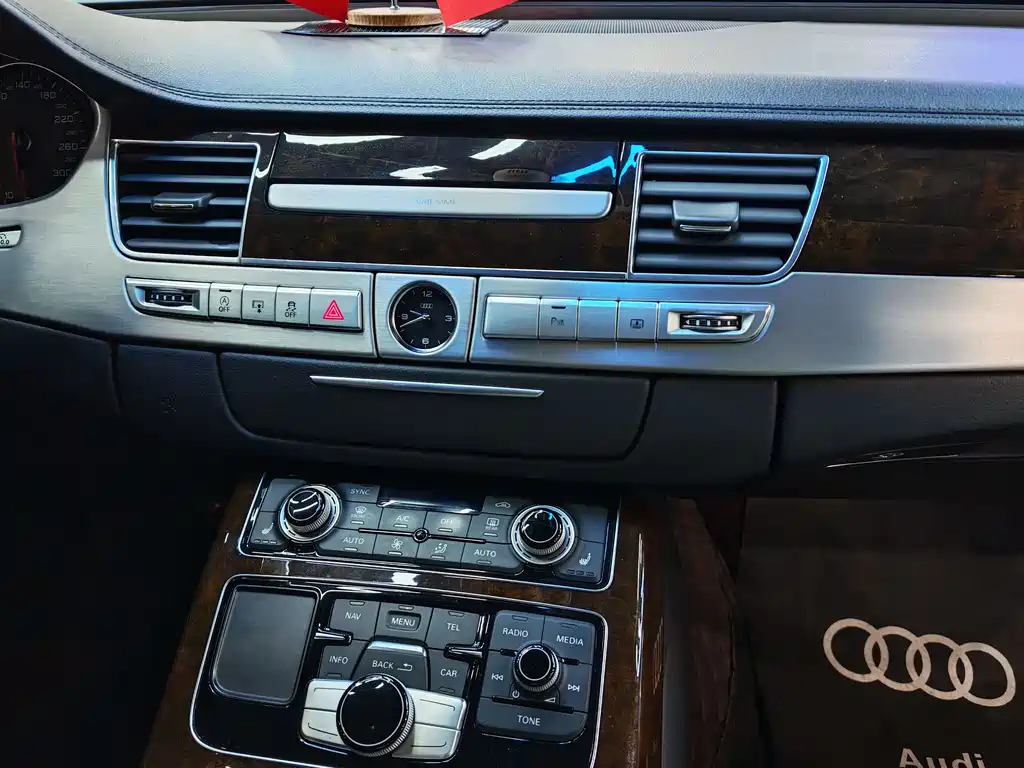 Audi A8 2017 — фото 19