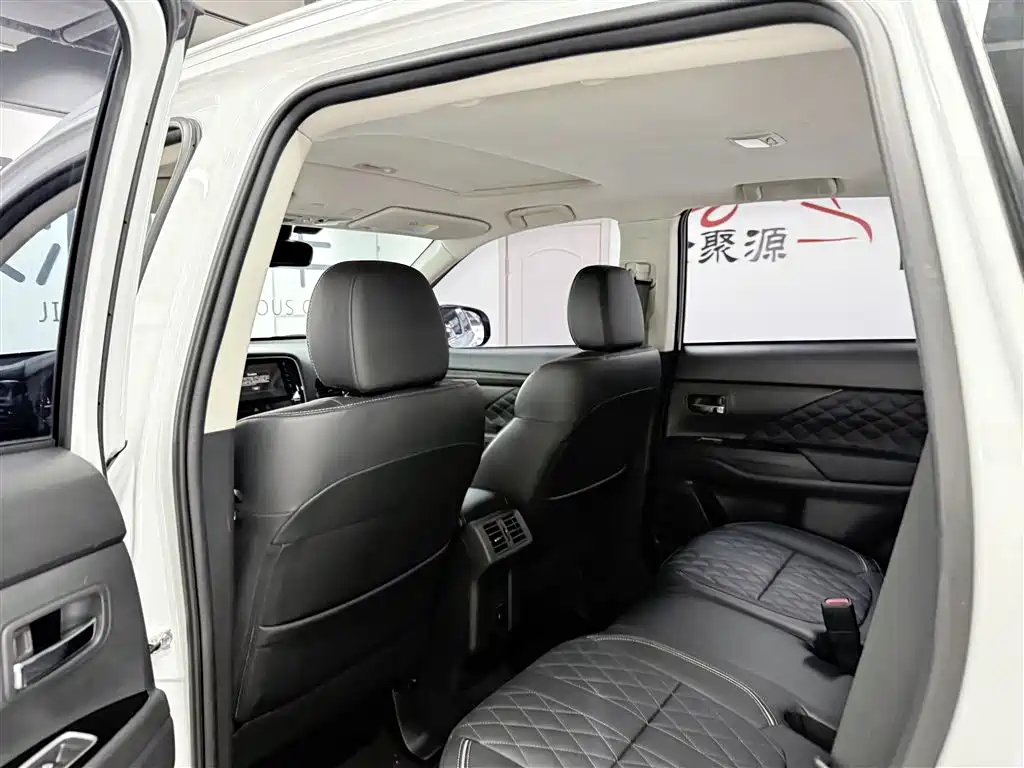 Mitsubishi Outlander 2020 — фото 10