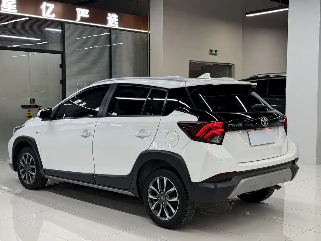 Toyota Yaris L 2023 — фото 19