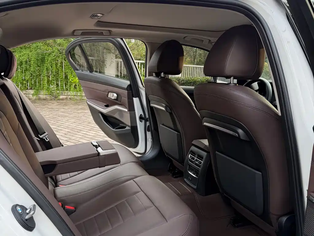 BMW 3 Series 2019 — фото 11