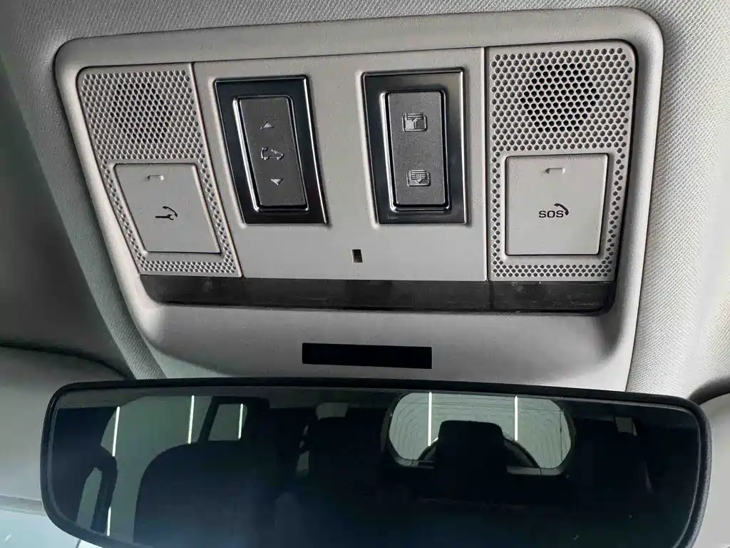 Land Rover Defender 2023 — фото 25
