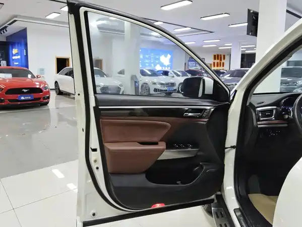GAC Trumpchi GS8 2017