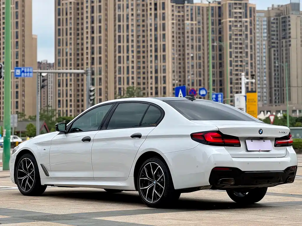 BMW 5 Series 2022 — фото 11