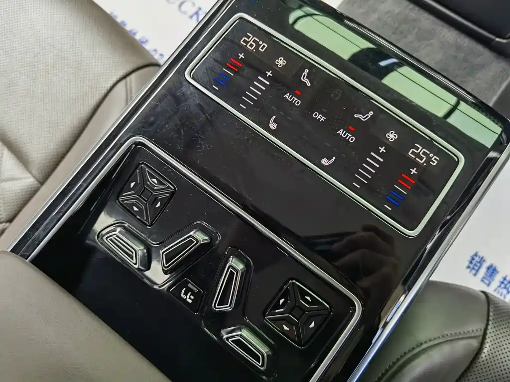 Audi A8 2021 — фото 18