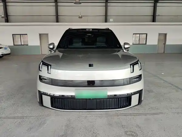 Lynk & Co 900 2025