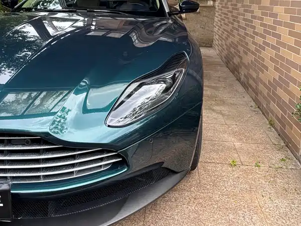 Aston Martin DB11 2020