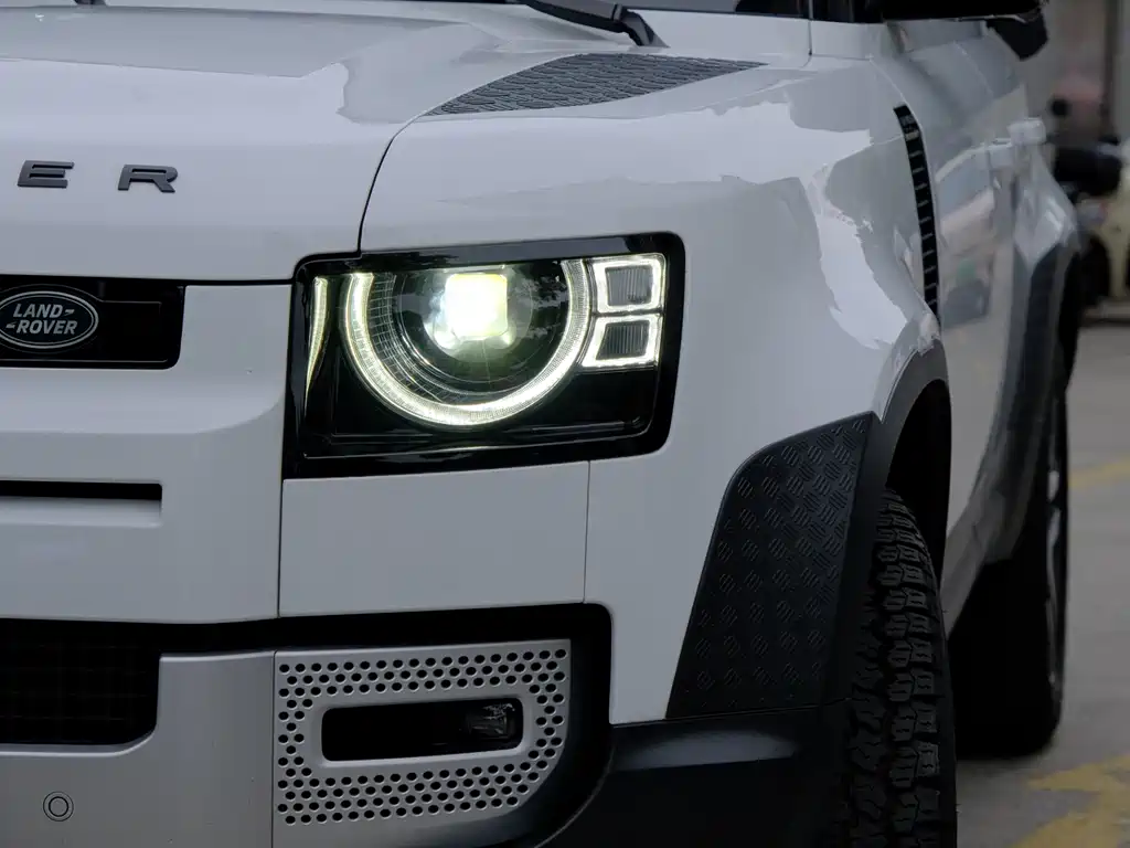 Land Rover Defender 2025
