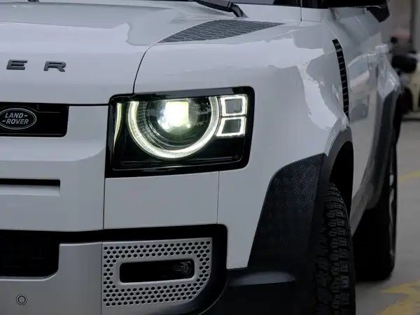 Land Rover Defender 2025