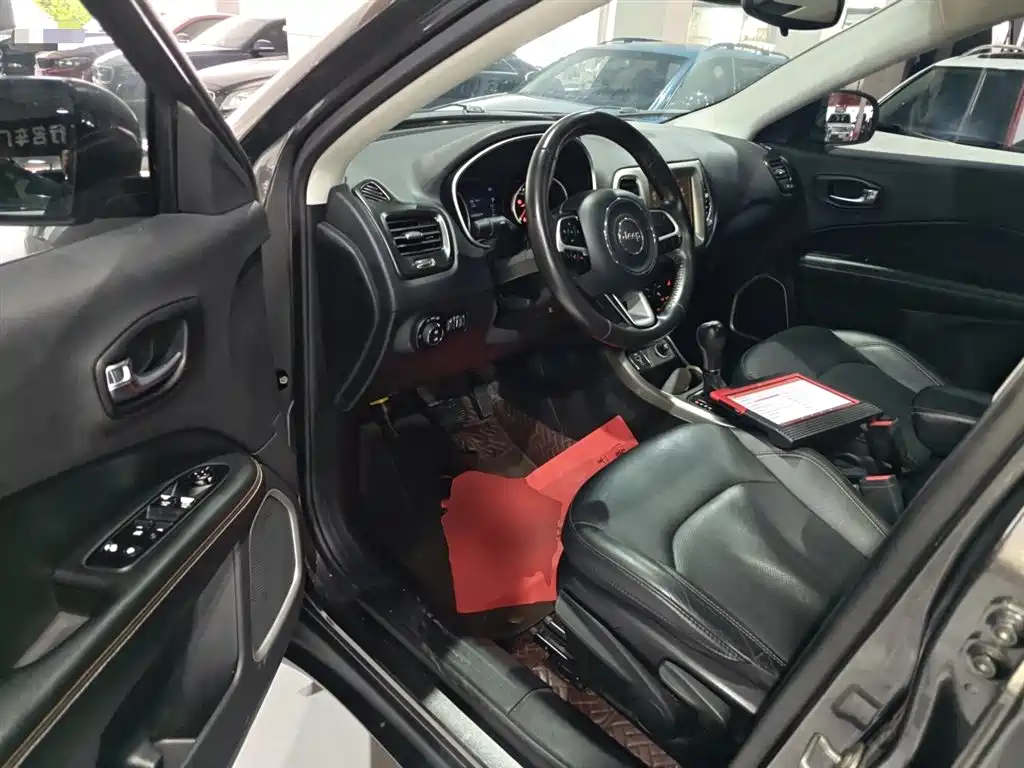 Jeep Compass 2017 — фото 16