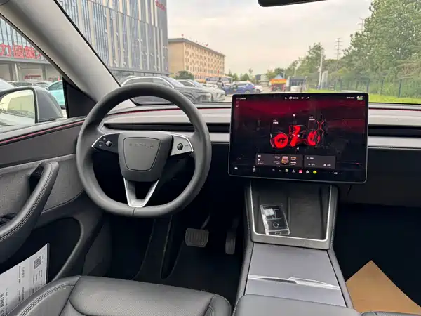 Tesla Model Y 2025