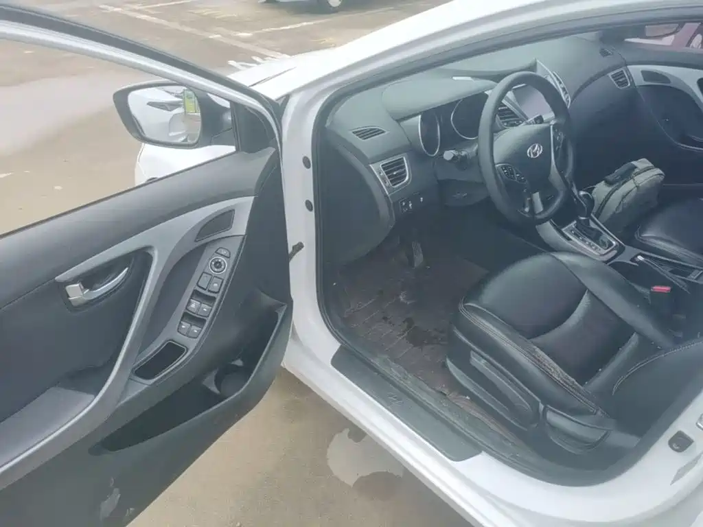 Hyundai Elantra 2017 — фото 12