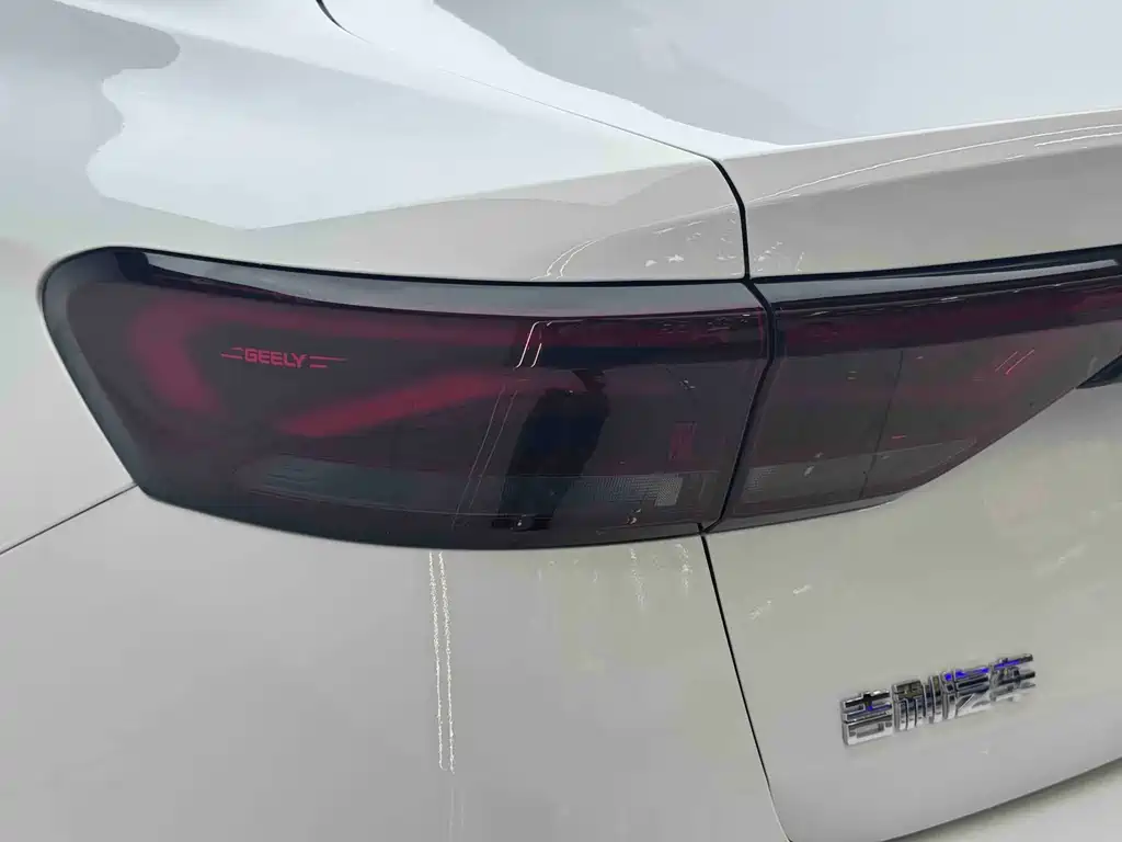 Geely Emgrand 2023 — фото 16