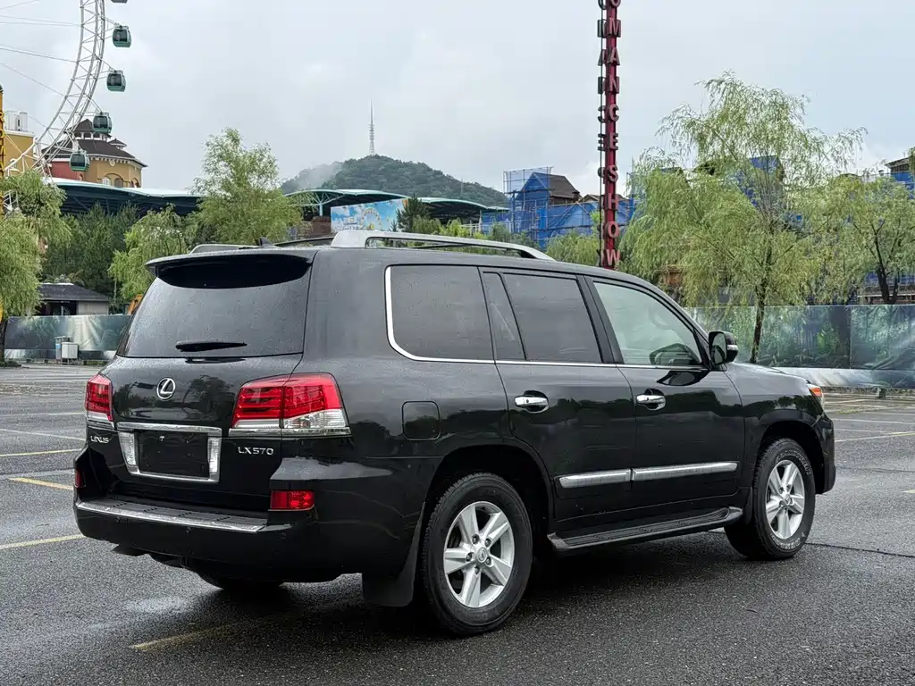 Lexus LX 2012